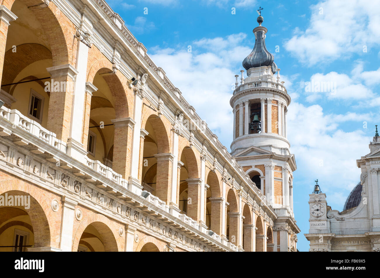 L'Italie, région des Marches, Loreto, le sanctuaire de la Santa Casa, vue sur la basilique et le Palais Apostolique Banque D'Images