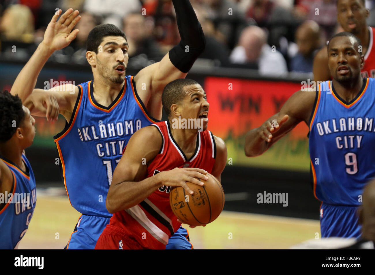 Portland, Oregon, USA. 10 janvier, 2016. CJ MCCOLLUM (3) disques durs au cerceau. Les Portland Trailblazers a accueilli l'Oklahoma City Thunder à la moda Center sur Janvier 10, 2016. Photo de David Blair Crédit : David Blair/ZUMA/Alamy Fil Live News Banque D'Images