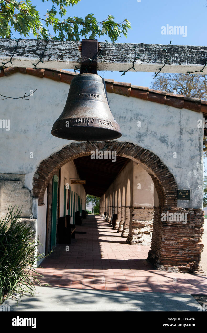 El Camino Real bell en dehors de la Mission de San Juan Bautista, San Juan Bautista, California, United States of America Banque D'Images