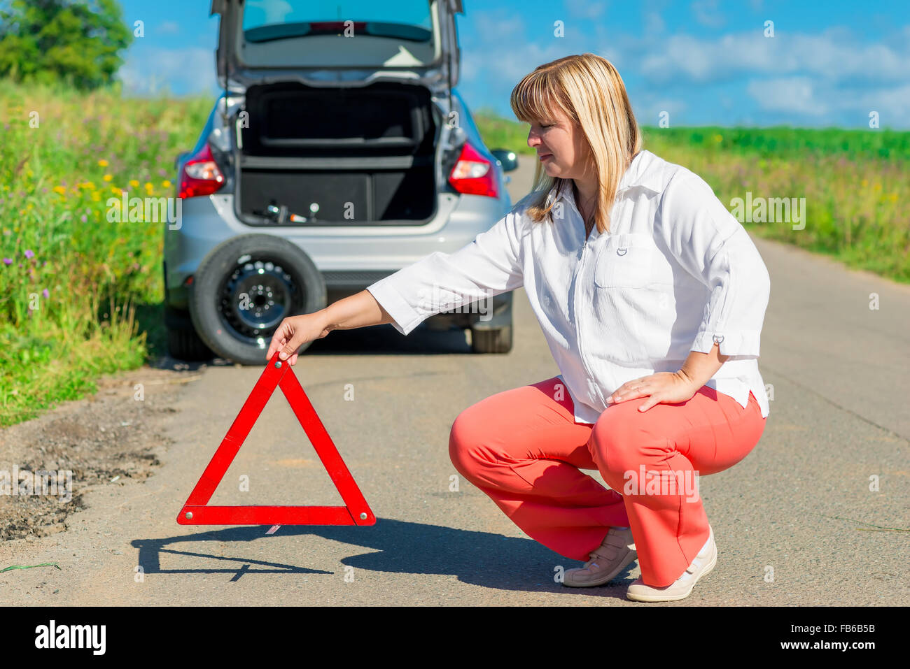 Femme de 50 ans, apparaît sur le triangle de signalisation routière ...