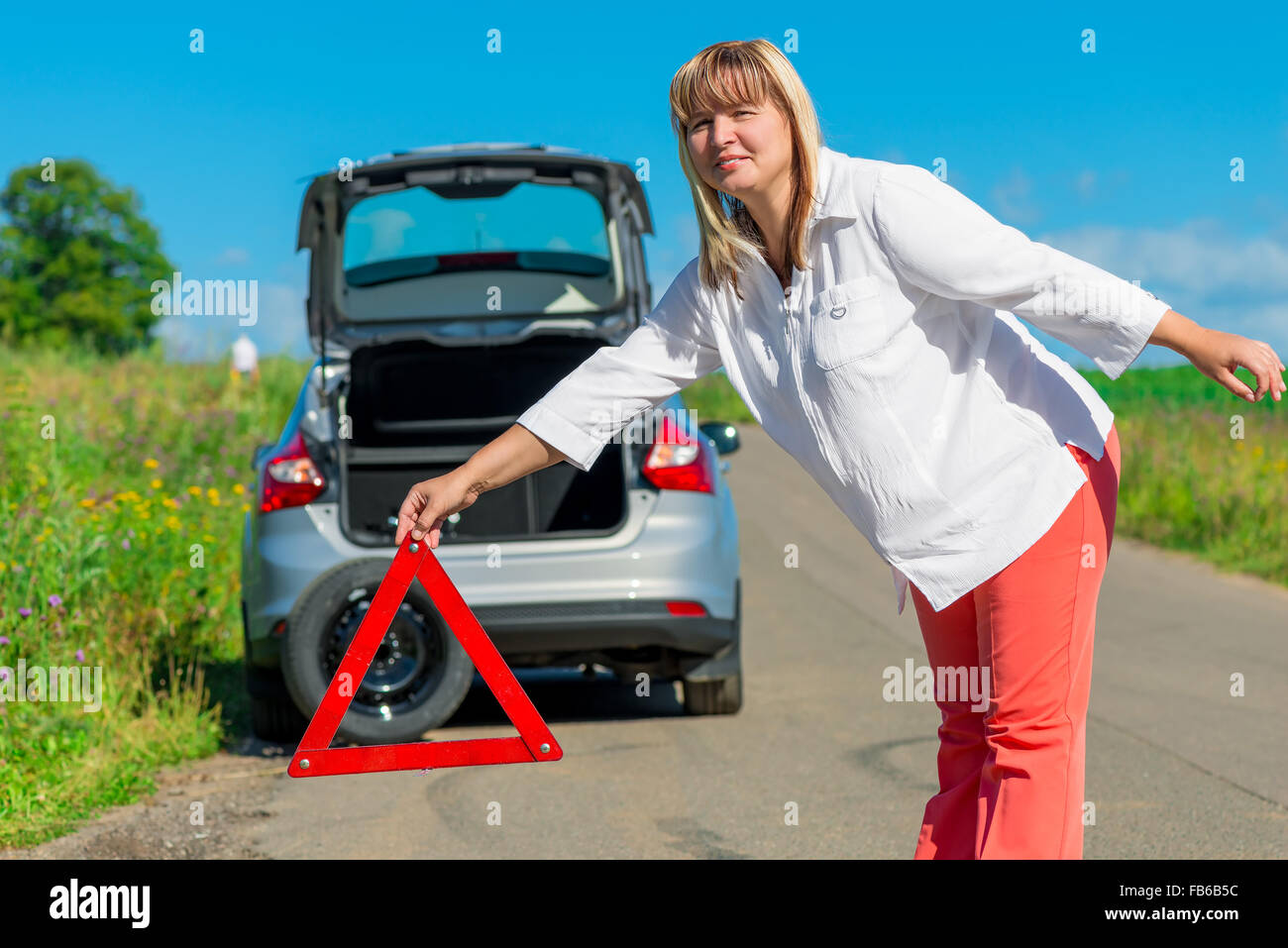 Femme de 50 ans, apparaît sur le triangle de signalisation routière ...