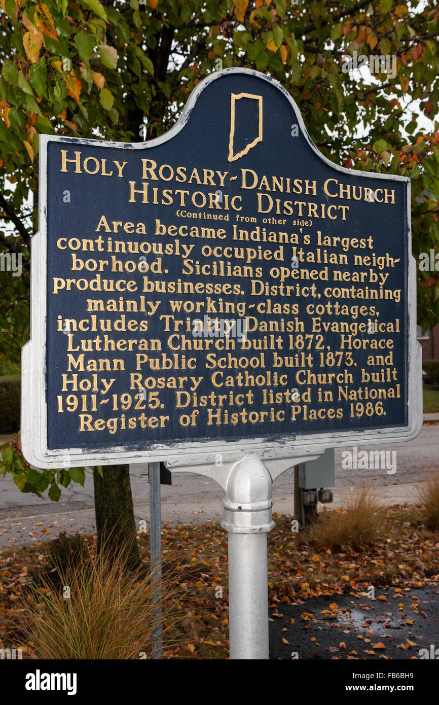 L'ÉGLISE SAINT ROSAIRE-HISTORIC DISTRICT (Suite de l'autre côté) Zone est devenue la plus importante de l'Indiana occupés en permanence quartier italien. Les Siciliens ont ouvert à proximité de produire les entreprises. District, contenant principalement des cottages, comprend l'Église évangélique luthérienne danoise Trinité construite 1872, Horace Mann Public School construit 1873, et saint Rosaire Église catholique construite 1911-1925. Répertorié dans le District National Register of Historic Places en 1986. Banque D'Images
