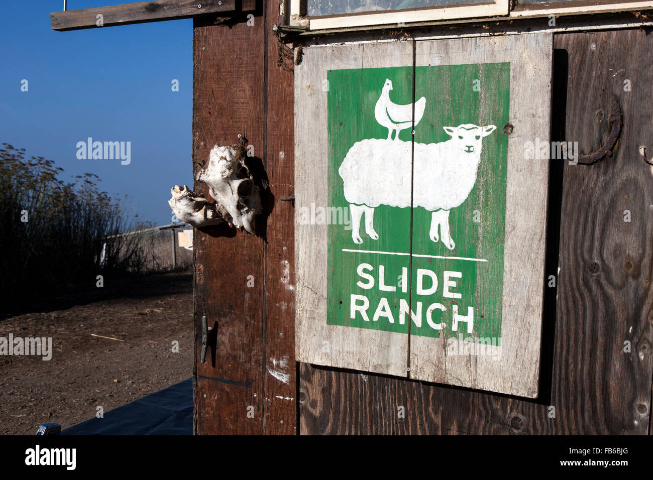 Logo sur le côté d'un atelier, faites glisser le Ranch, aire de loisirs nationale du Golden Gate, Muir Beach, Californie, États-Unis d'Amérique Banque D'Images