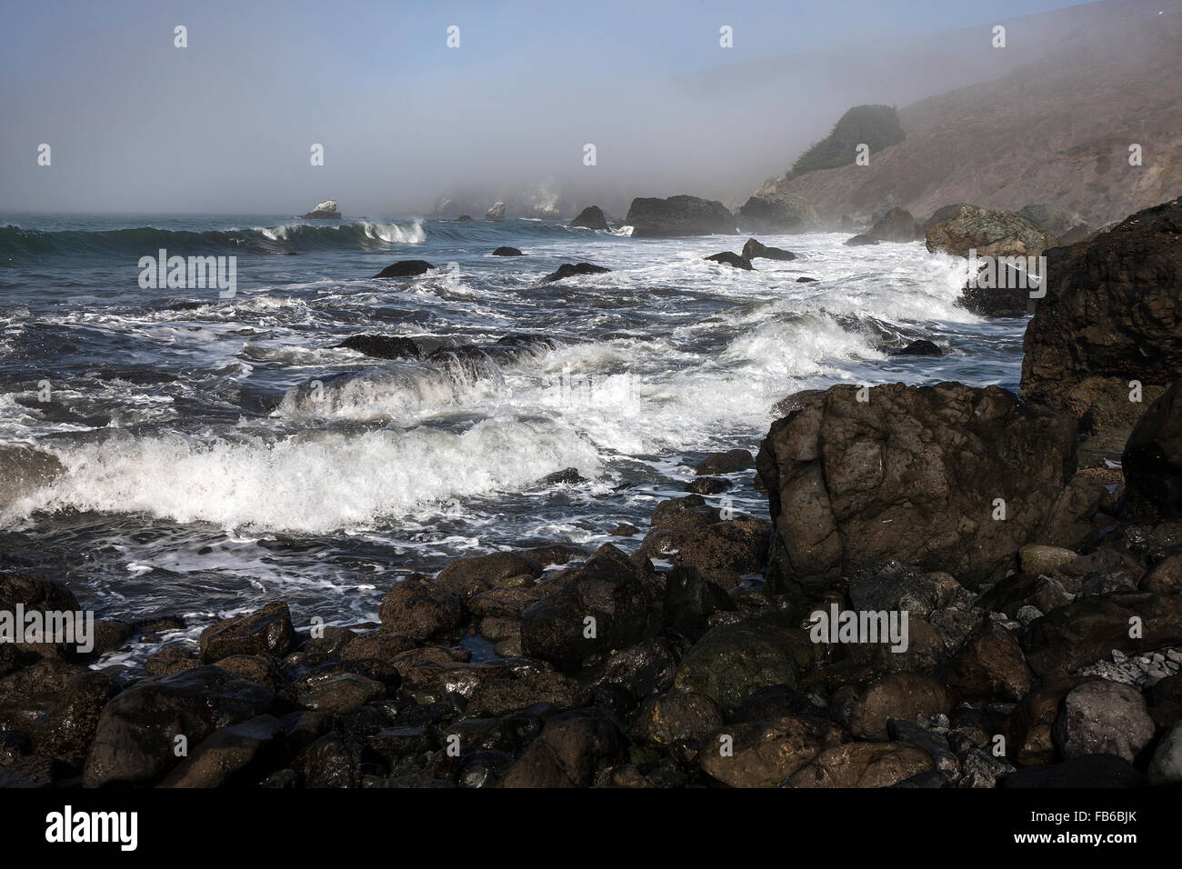 Les vagues déferlent sur un rivage rocailleux, près de Stinson Beach et faire glisser le Ranch, aire de loisirs nationale du Golden Gate, Muir Beach, Californie, États-Unis d'Amérique Banque D'Images
