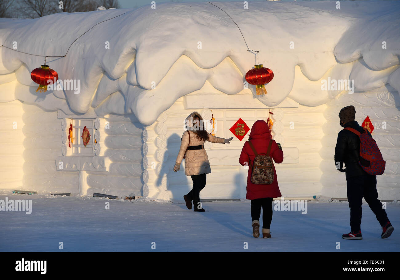 Harbin, Chine, province de Heilongjiang. 10 janvier, 2015. Personnes visitent l'île du soleil neige Expo à Harbin, capitale de la province du nord-est de la Chine, 10 janvier 2015. © Wang Jianwei/Xinhua/Alamy Live News Banque D'Images