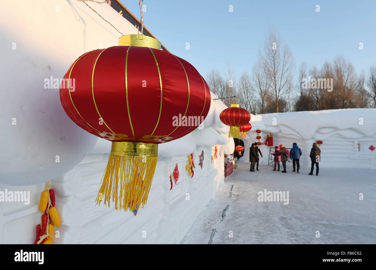 Harbin, Chine, province de Heilongjiang. 10 janvier, 2015. Personnes visitent l'île du soleil neige Expo à Harbin, capitale de la province du nord-est de la Chine, 10 janvier 2015. © Wang Jianwei/Xinhua/Alamy Live News Banque D'Images