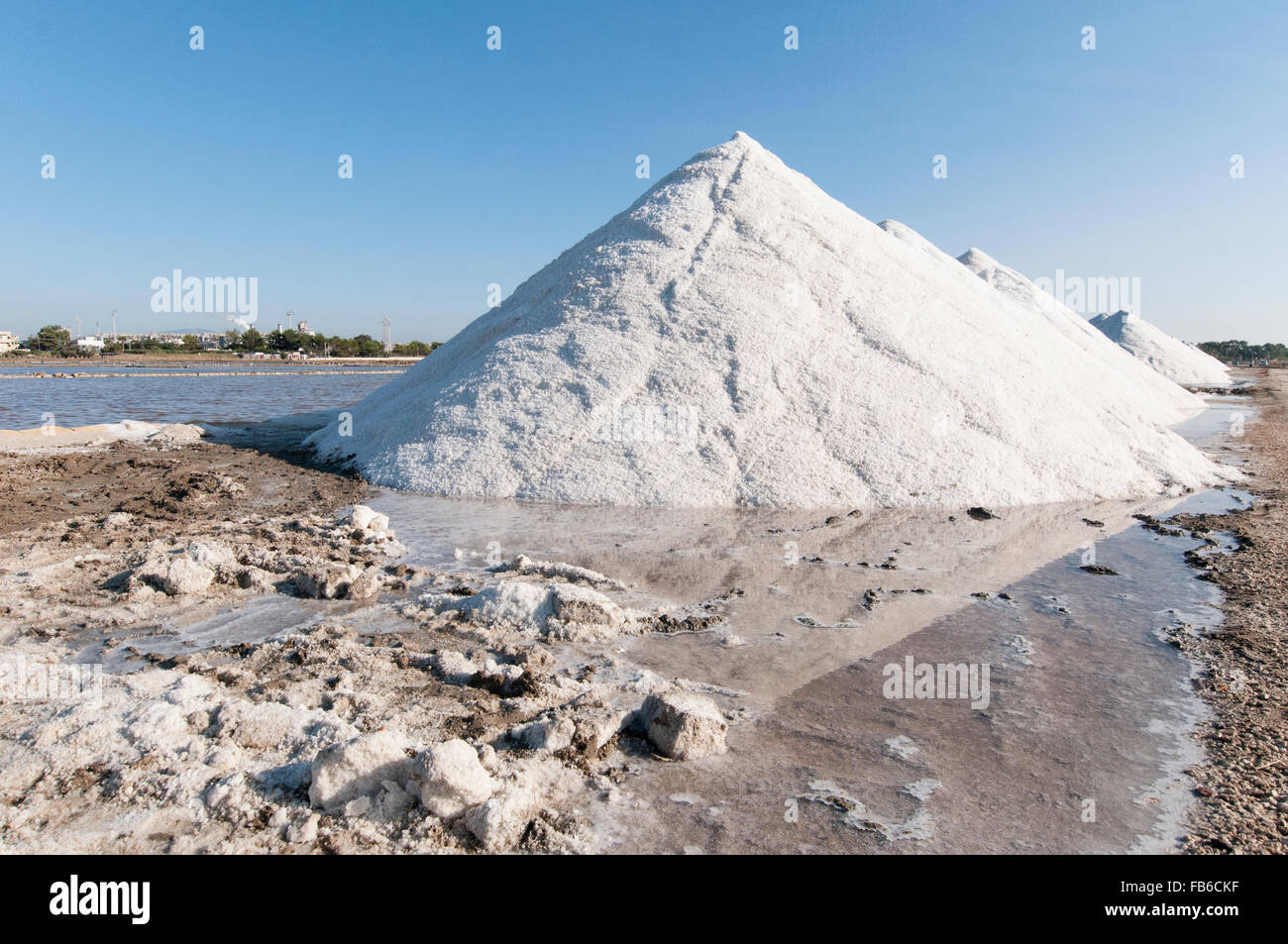 Des monticules de sel cristallin récoltés dans la mer à l'Etrore e Infersa, salines de Trapani, Sicile, Italie Banque D'Images