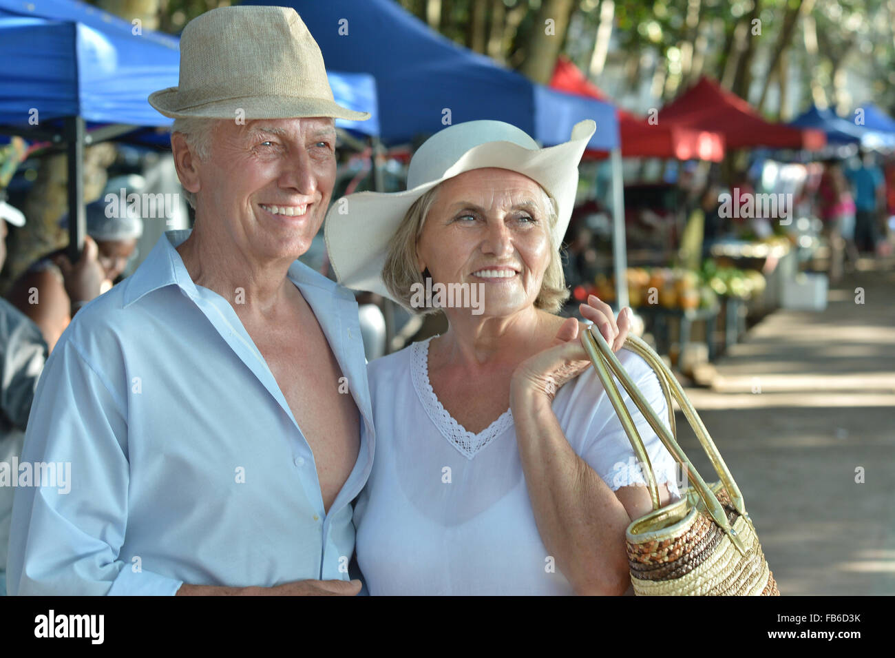 Beau couple de personnes âgées dans le marché Banque D'Images