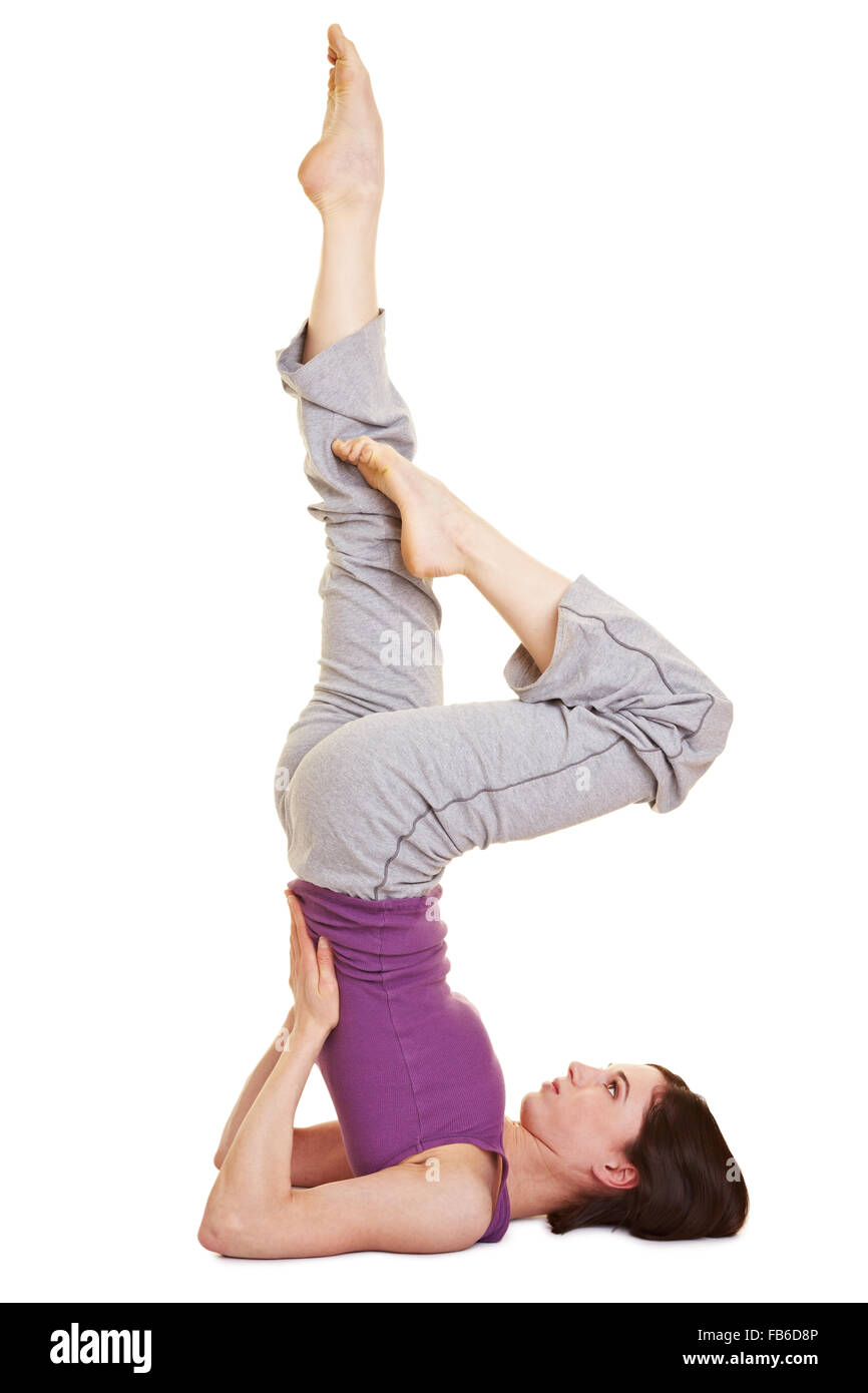 Jeune femme faisant un stand d'épaule comme exercice de yoga Banque D'Images