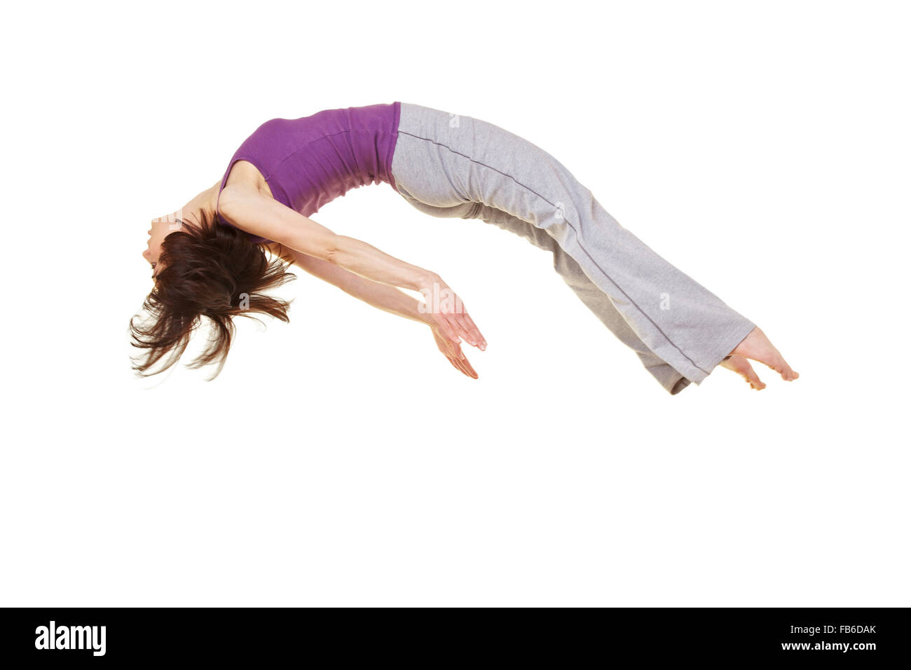Jeune femme souple faisant un somersault saut Banque D'Images