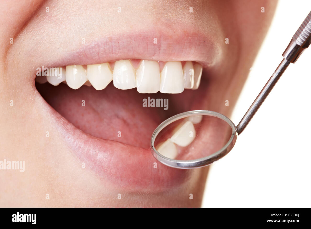 Femme chez le dentiste avec miroir près de ses dents Photo Stock - Alamy