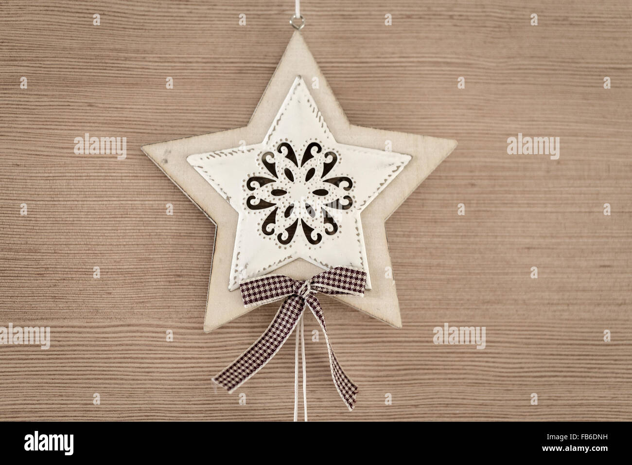 Coeurs de noël sur un fond de bois, carte postale avec l'espace pour le texte Banque D'Images