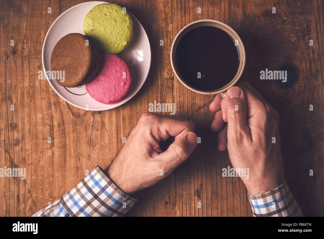 Café et macarons, vue d'en haut, aux couleurs rétro Banque D'Images