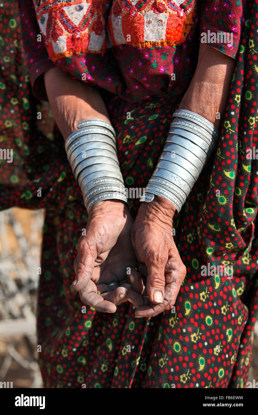 Fakirani tribu Jat, Medi Village, argent, bracelets traditionnels du district de Kutch, Gujarat, Inde Banque D'Images