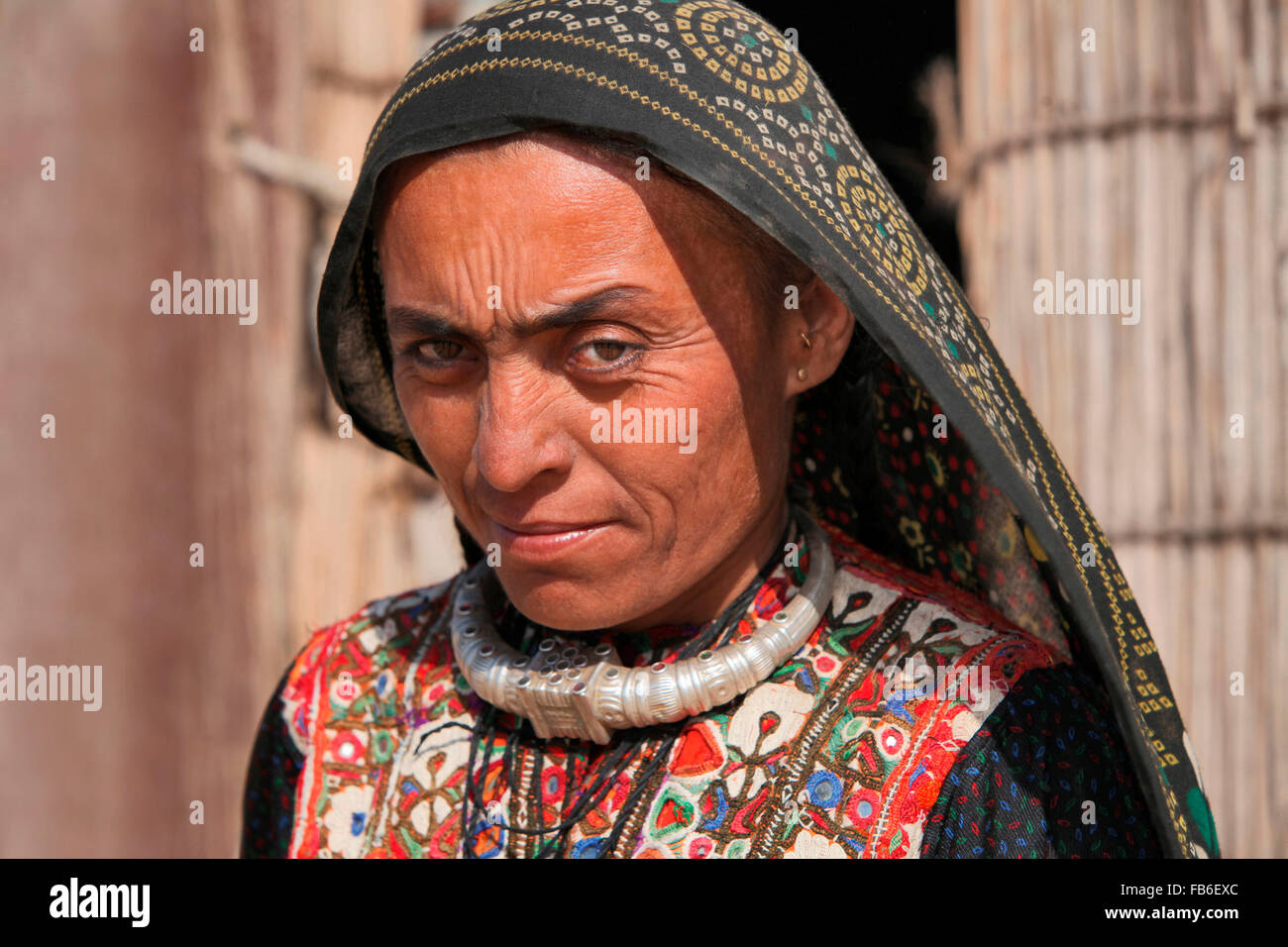 Femme d'âge moyen en costumes traditionnels, le district de Kutch, Gujarat, Inde Banque D'Images