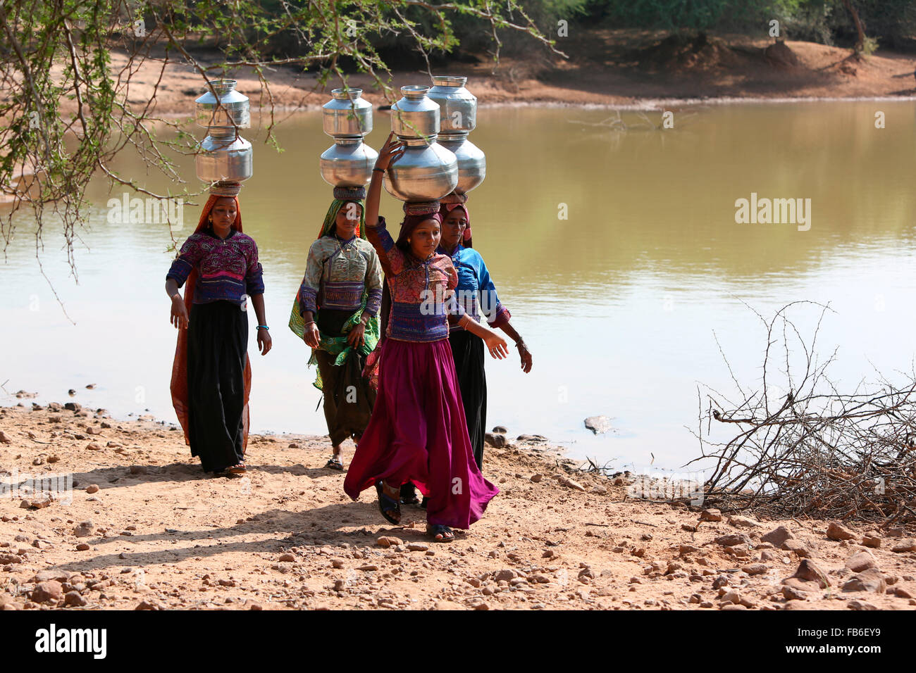 Dhebaria Rabari, femme portant de l'eau pots, district de Kutch, Gujarat, Inde Banque D'Images