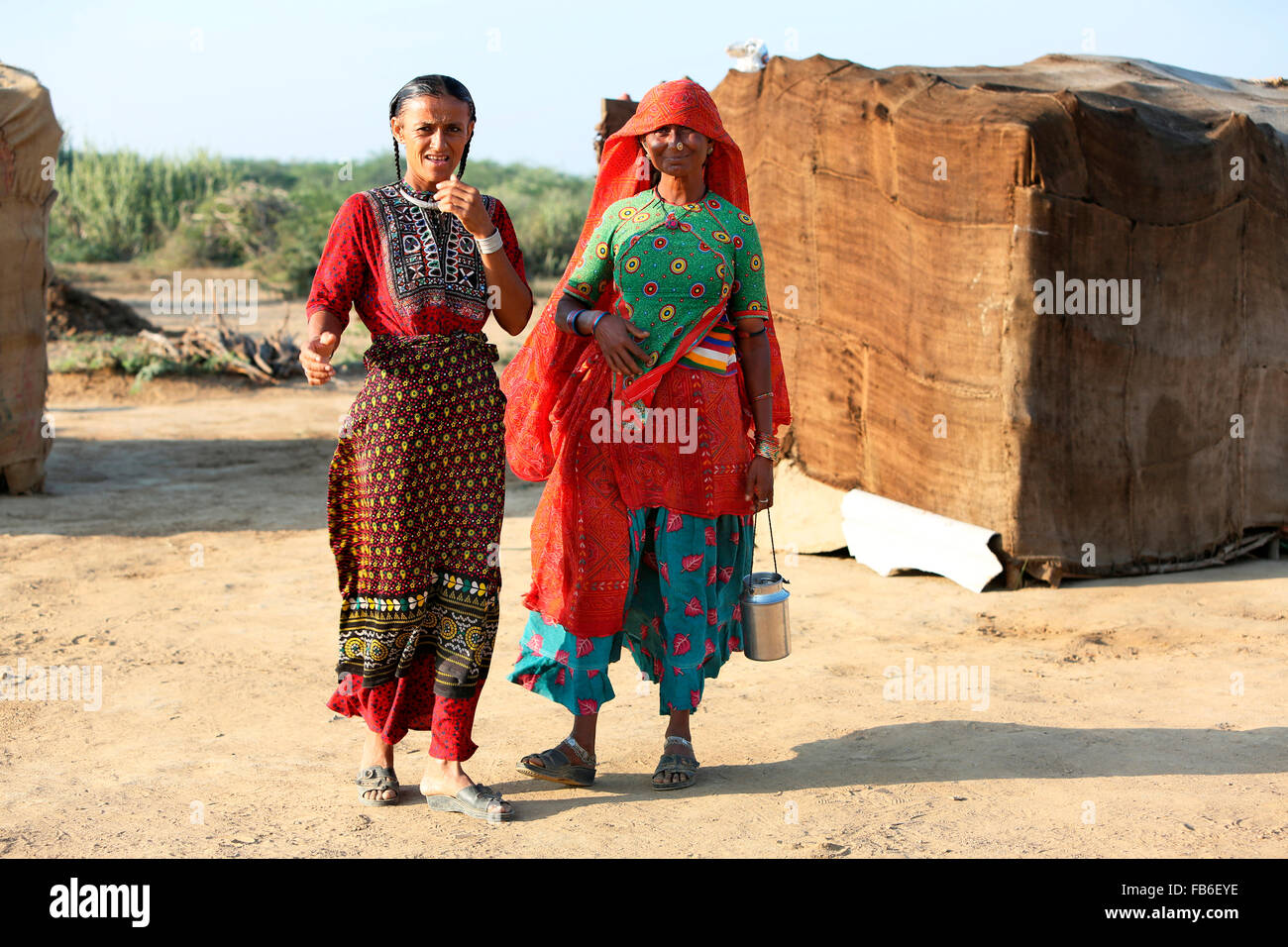 Fakirani tribu Jat et Harijan femme debout ensemble, du district de Kutch, Gujarat, Inde Banque D'Images