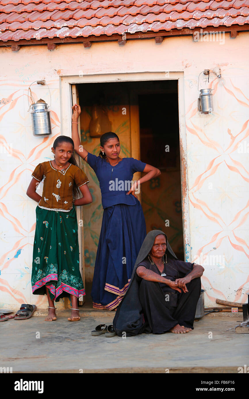 Rabari Kacchi (Desi), Laharia Village, Femme avec grand filles en face de la maison, du district de Kutch, Gujarat, Inde Banque D'Images