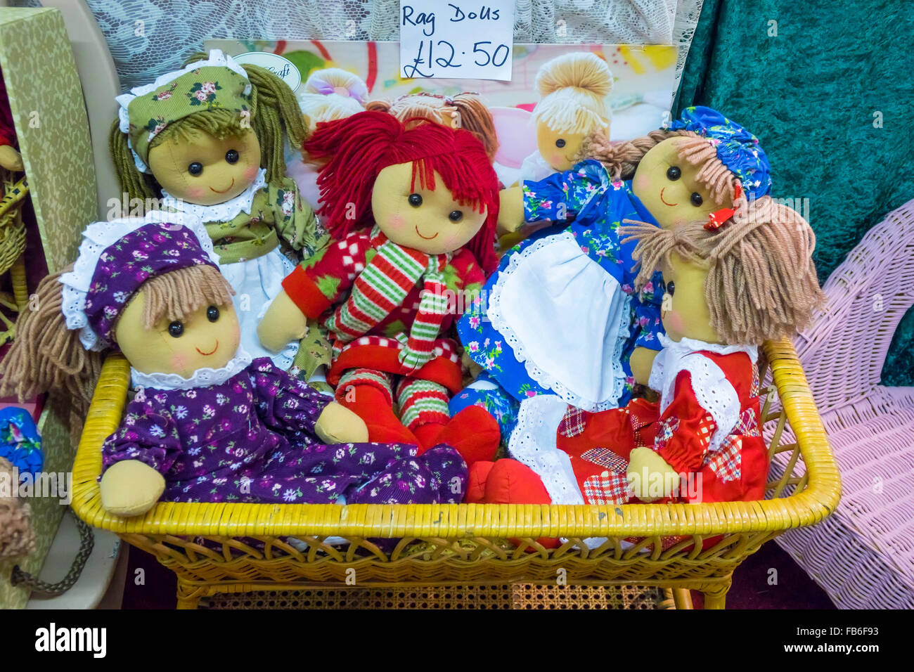 Une sélection de traditionai des poupées de chiffon à vendre dans une station cadeaux : 2016 £12.50 chaque. Banque D'Images