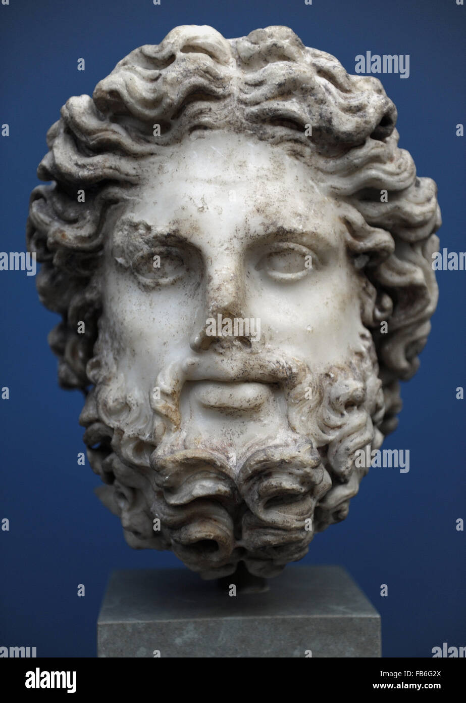 Zeus. Rome. La fin du 2e siècle AD. En. Les longs cheveux et barbe bouclés  appartiennent à l'un du père des dieux. Des traces de couleur rouge dans  les cheveux et la