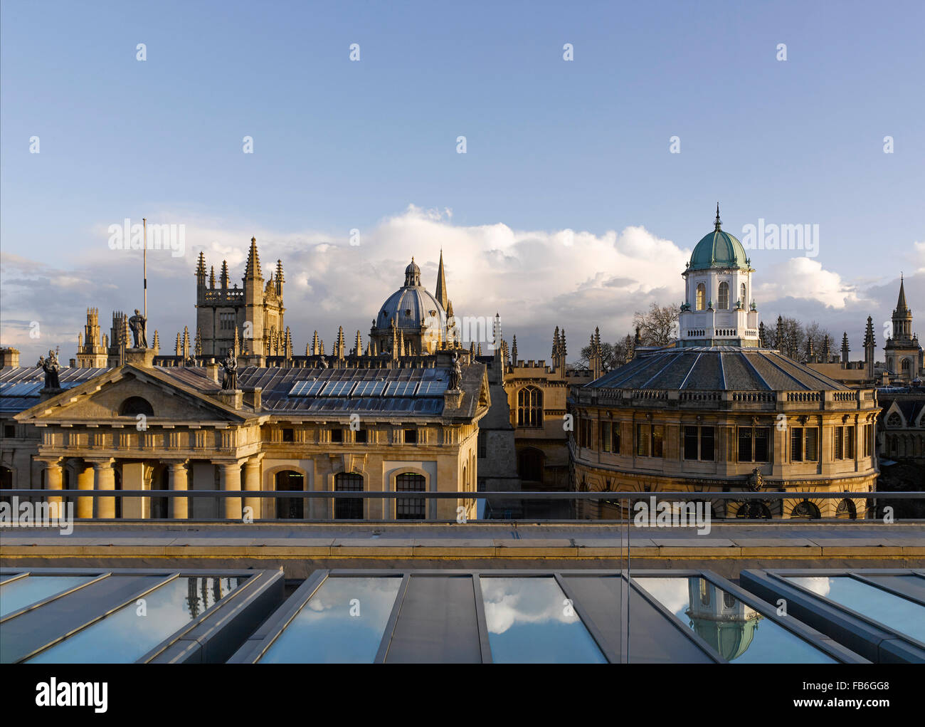 Avis de Radcliffe Camera du toit. Weston Library, Oxford, Royaume-Uni. Architecte : Wilkinson Eyre, 2015. Banque D'Images