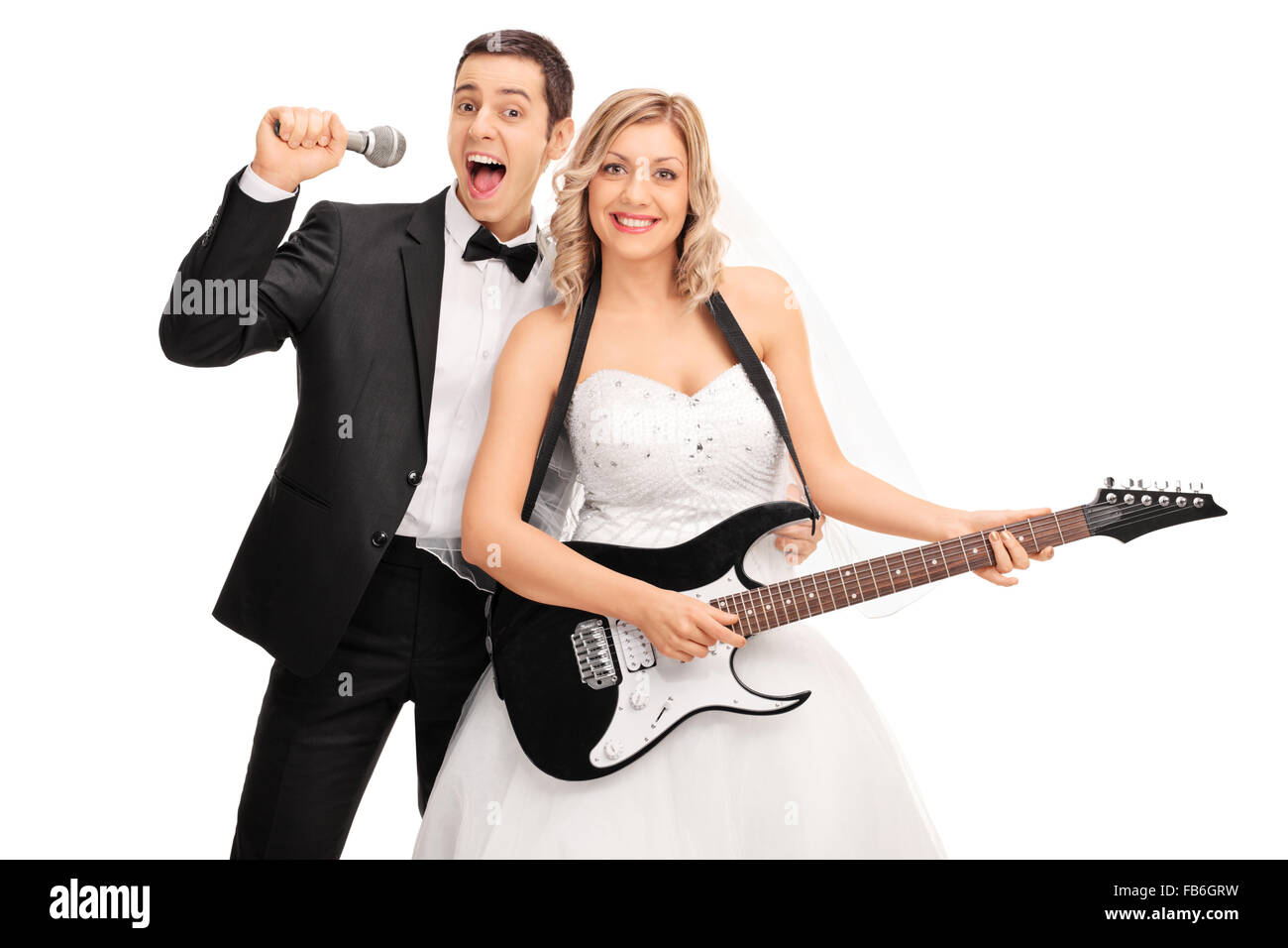 Jeune femme jouant de la guitare électrique et le marié signature sur un micro derrière elle isolé sur fond blanc Banque D'Images