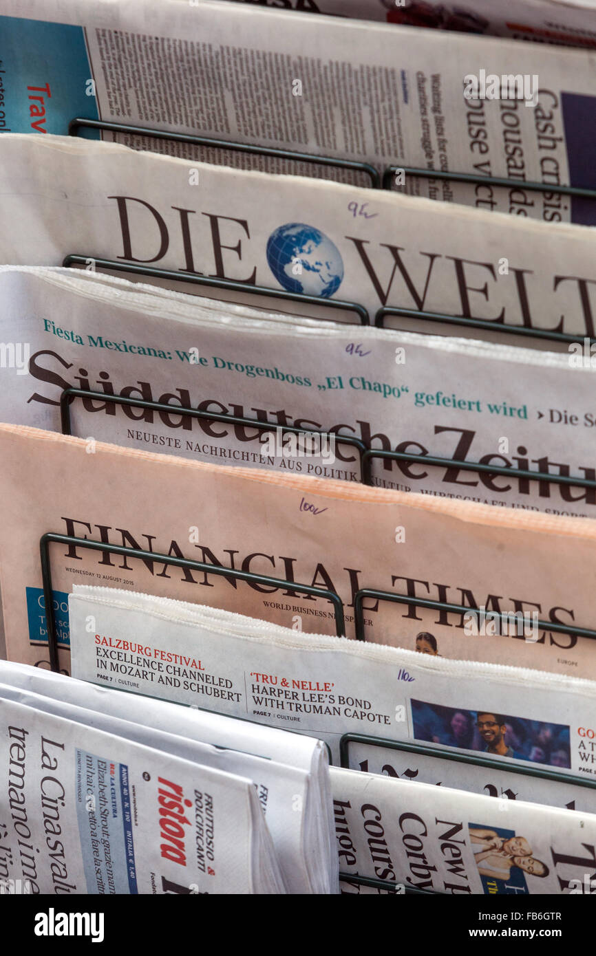 Divers journaux et magazines internationaux en stand, Prague, République Tchèque Banque D'Images