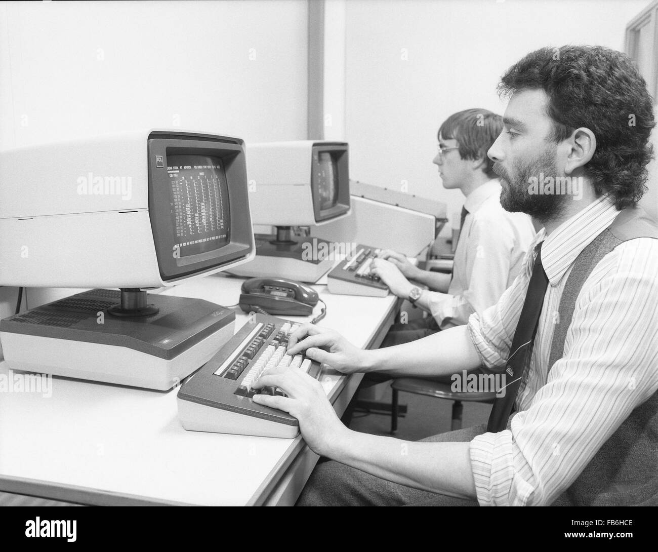 ICL 2900 installation d'ordinateur central et les programmeurs à l'Office de commercialisation du lait du siège social à Thames Ditton c1980 Banque D'Images