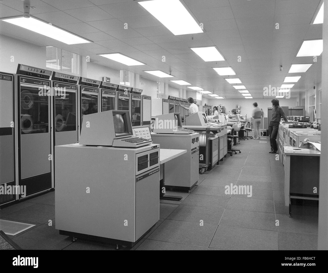 ICL 2900 installation d'ordinateur central et les programmeurs à l'Office de commercialisation du lait du siège social à Thames Ditton c1980 Banque D'Images