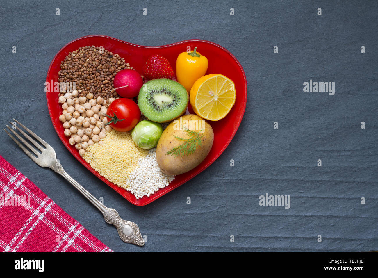 Aliments de santé sur un cœur rouge alimentation plaque abstract concept still life Banque D'Images