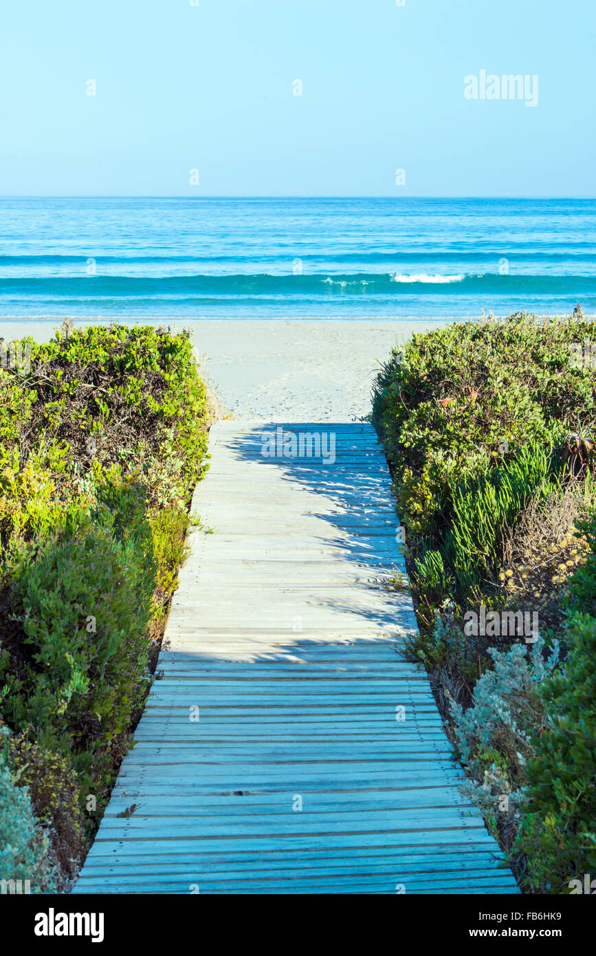 Une promenade en bois menant à la plage et l'océan à Paternoster, Western Cape, Afrique du Sud Banque D'Images