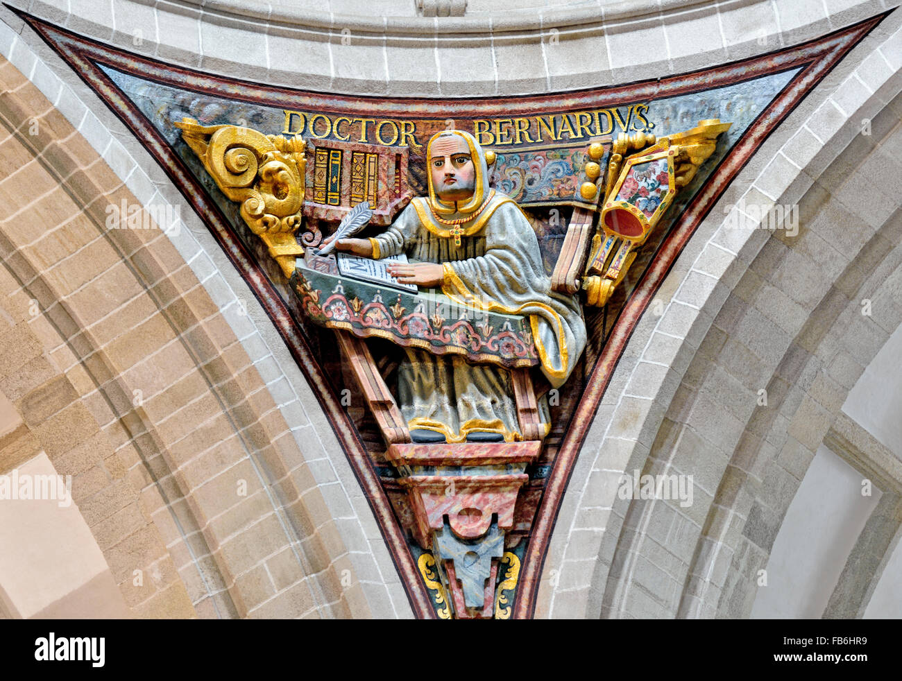 L'Espagne, Saint James Way : soulagement de docteur Bernardus dans la basilique du monastère de Samos en Galice Banque D'Images