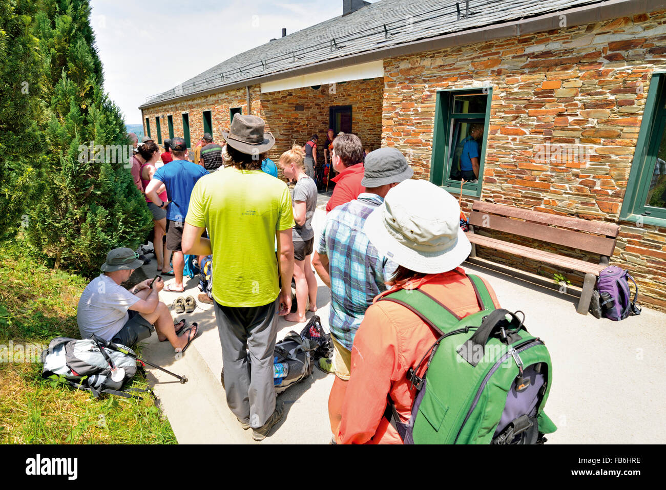 L'Espagne, St.James Way : Pèlerins attendent d'entrer dans l'Auberge du pèlerin de la région de O Cebreiro Banque D'Images