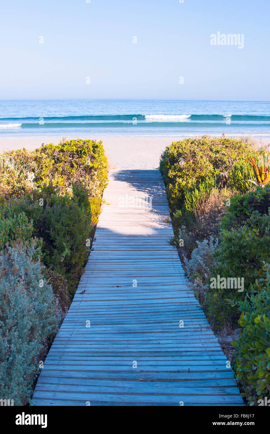 Une promenade en bois menant à la plage et l'océan à Paternoster, Western Cape, Afrique du Sud Banque D'Images
