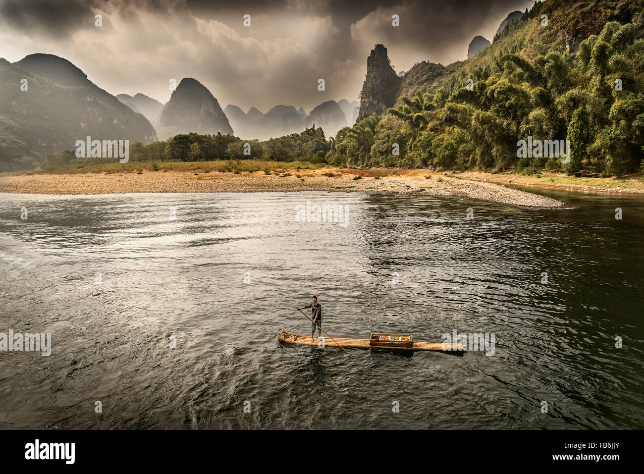 Pêcheur sur la rivière Li, Guangxi, Guilin, Chine Banque D'Images