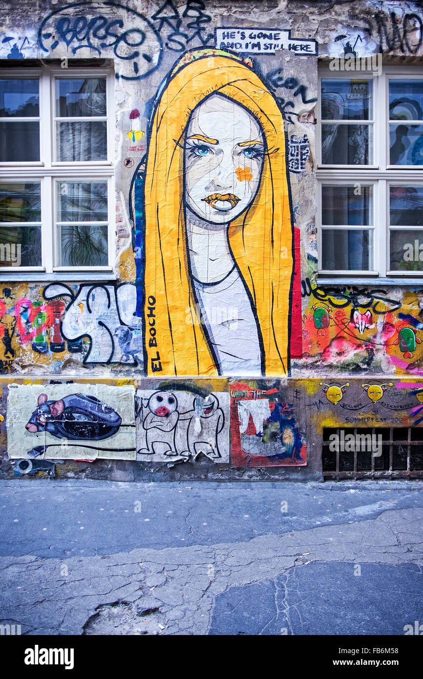 Femme blonde par El Bocho dans Galerie de street art & graffiti cour intérieure, Haus Schwarzenberg, Berlin. Banque D'Images