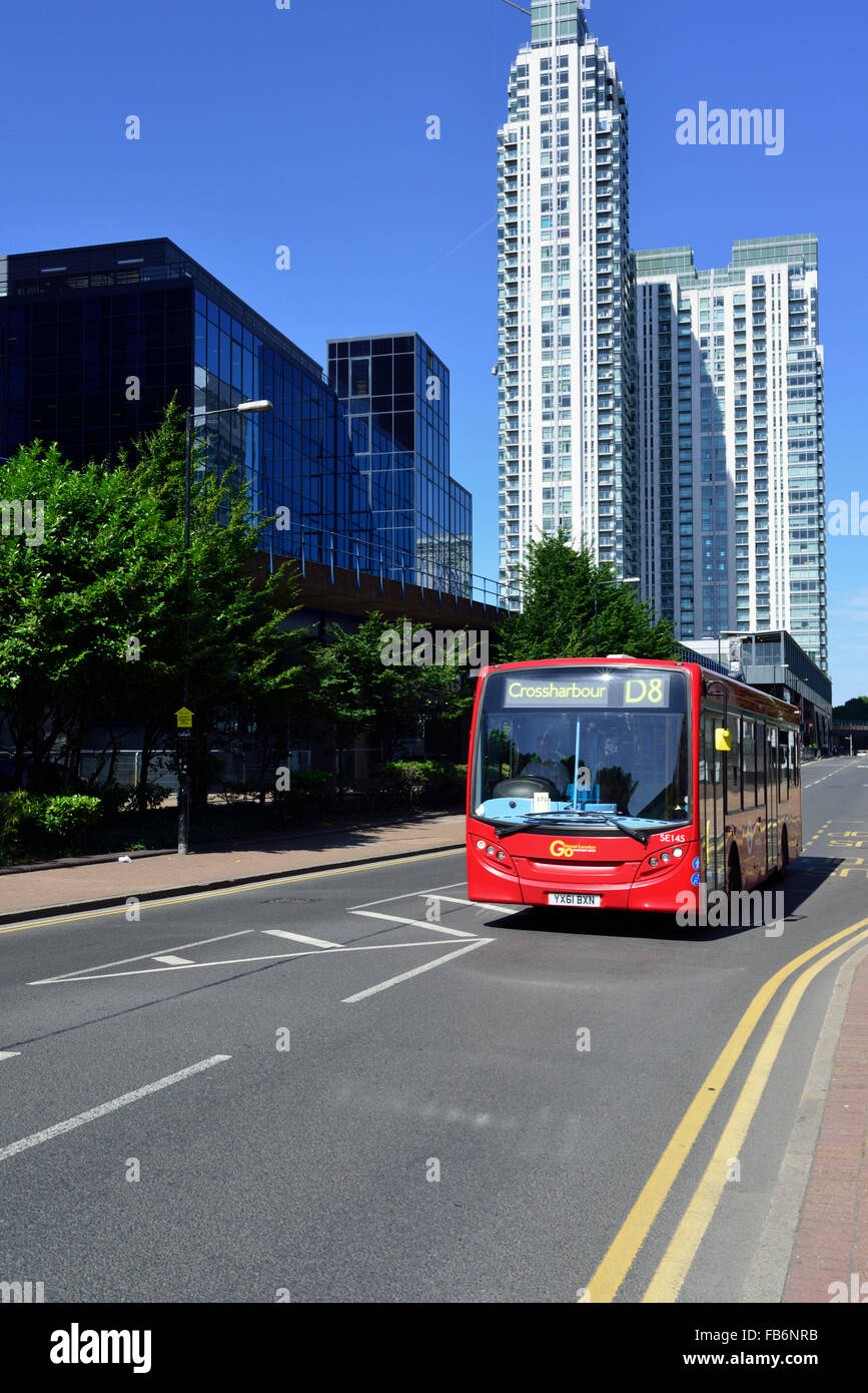 Seul decker bus rouge, Marsh Wall, Canary Wharf, London E14, Royaume-Uni Banque D'Images