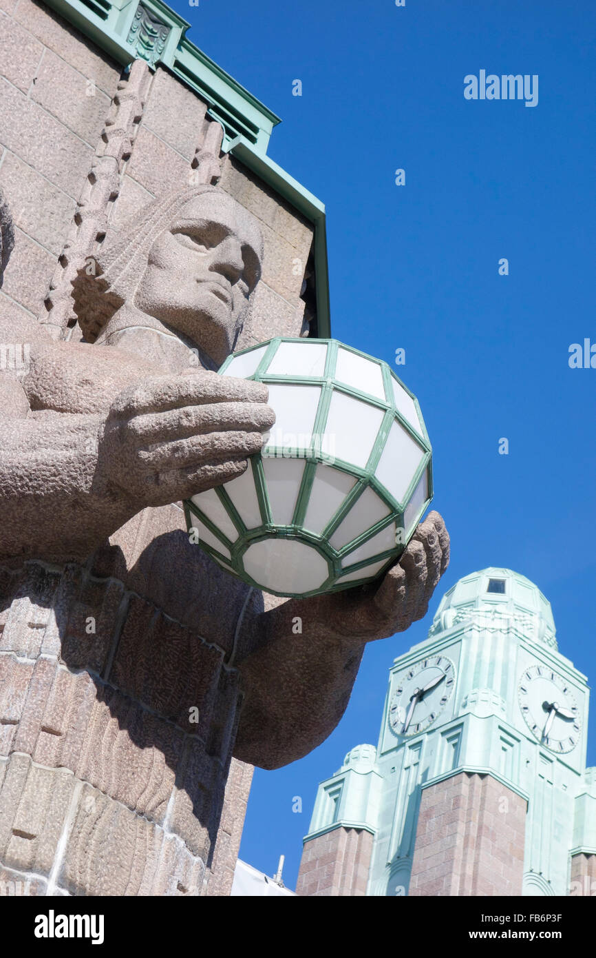 Statue Art Déco et tour de l'horloge de la Gare Centrale d'Helsinki, Finlande Banque D'Images