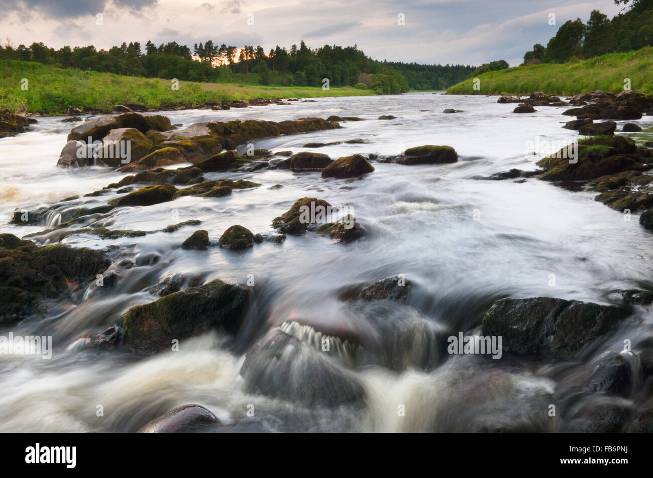 La rivière Dee près de Banchory, Aberdeenshire, Ecosse. Banque D'Images
