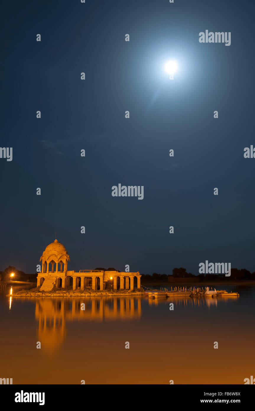 Bâtiment éclairé à Gadsisar Lake, Jaisalmer, Rajasthan, India Banque D'Images