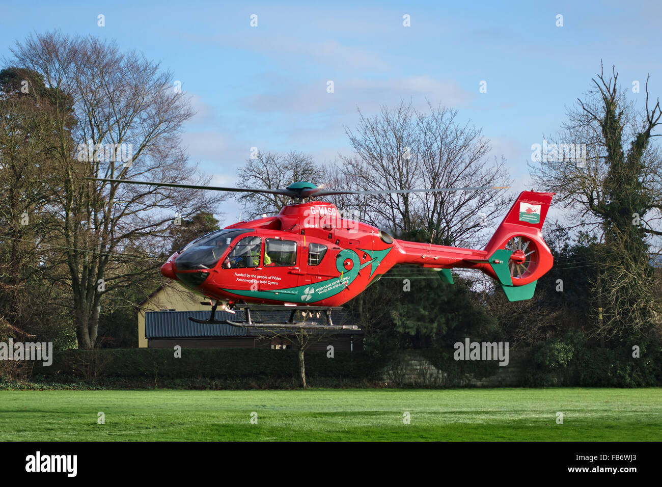 Presteigne, Powys, au Royaume-Uni. Le Pays de Galles Air Ambulance assiste à un incident dans la ville. Un Eurocopter EC135 sur les terrains de l'école Banque D'Images
