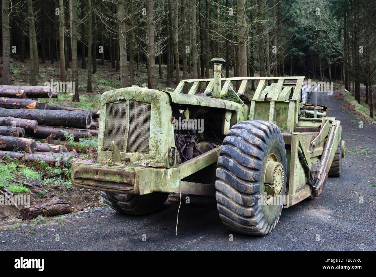 Herefordshire, UK. Un vieux Terex TS-14b ou un grattoir de niveleuse de faire de nouvelles voies d'accès dans une plantation forestière Banque D'Images