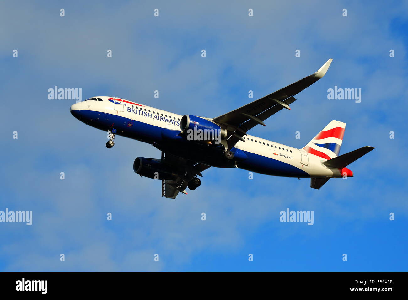 British Airways Airbus A320-232(WL) G-EUYP l'atterrissage à l'aéroport de Heathrow, Londres Banque D'Images