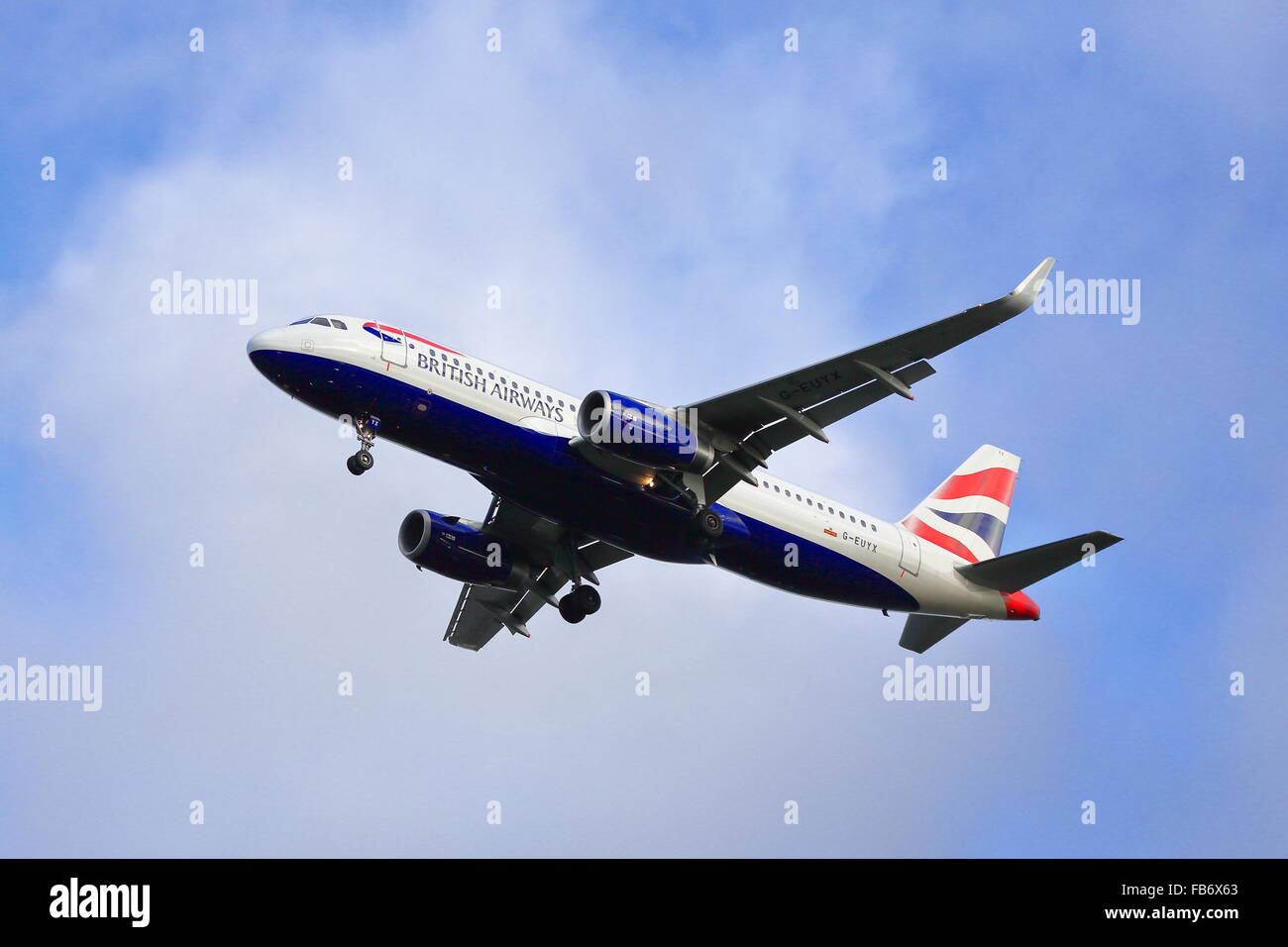 British Airways Airbus A320-232(WL) G-EUYX à l'atterrissage à l'aéroport de Heathrow, Londres Banque D'Images