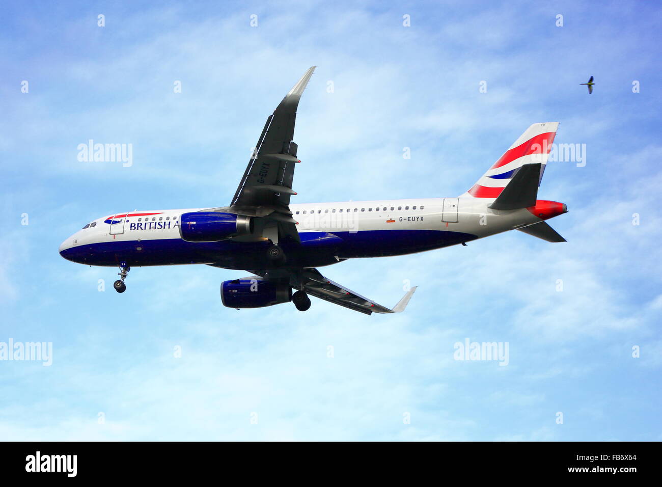 British Airways Airbus A320-232(WL) G-EUYX à l'atterrissage à l'aéroport de Heathrow, Londres Banque D'Images
