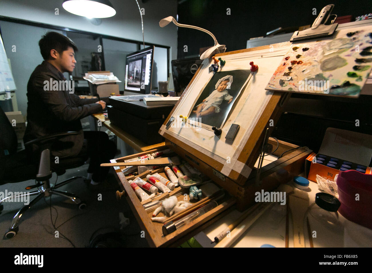 Beijing, Chine. Jan 9, 2016. Wang Xu travaille sur la post-production d'images à nuits blanches photo studio à Beijing, capitale de Chine, le 9 janvier 2016. Créé par Yang Wei et Wang Xu, tous deux diplômés de l'Académie centrale des beaux-arts, nuits blanches photo studio est de veiller à prendre à l'ancienne, ou temps-travel photos pour les clients. © Li Jing/Xinhua/Alamy Live News Banque D'Images