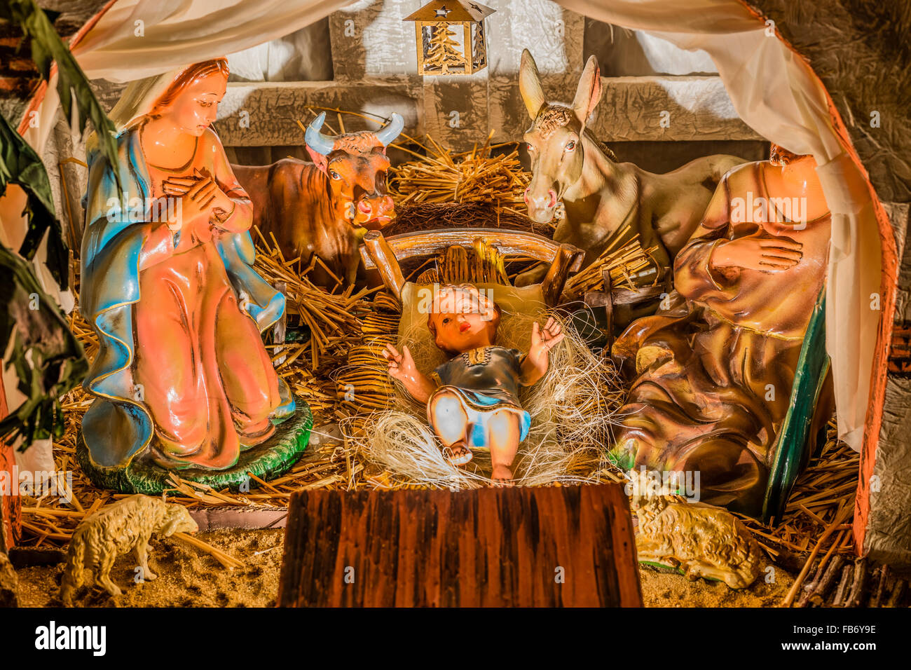 Personnages de Crèche - Entre le boeuf et l'âne