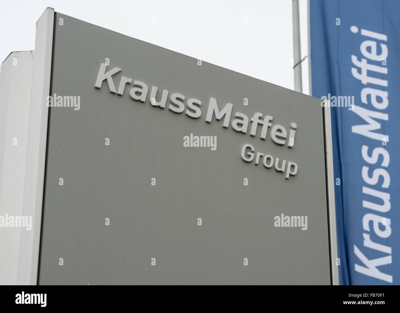 Le logo de la société de la "Groupe KraussMaffei' est vu à l'entrée de l'usine motifs sur un jour de pluie dans Allach près de Munich, Allemagne, 11 janvier 2016. Les Chinois ChemChina group prend le constructeur de machines d'Onex pour 925 millions d'euros groupe. Photo : Matthias Balk/dpa Banque D'Images