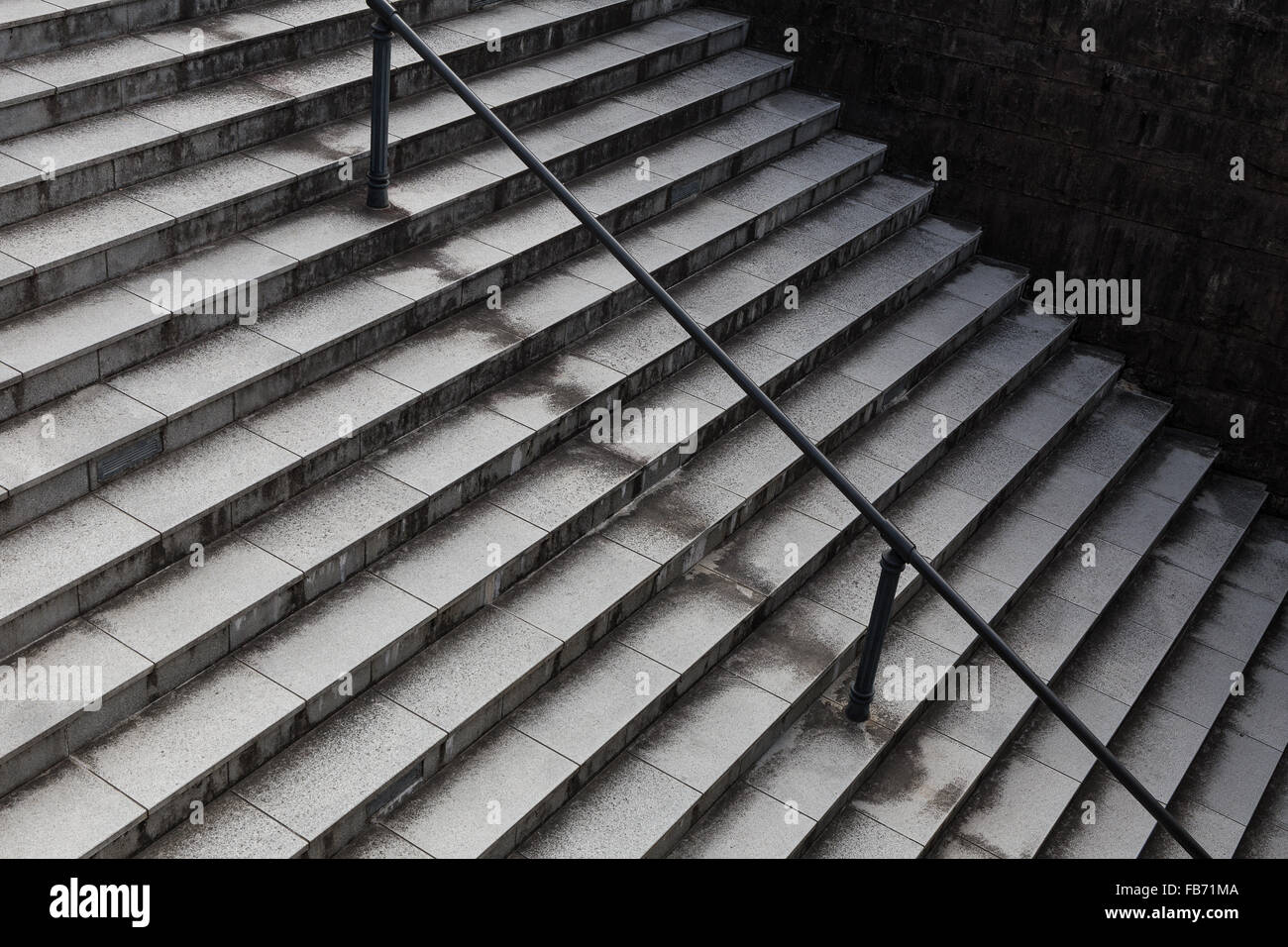 La conception moderne de l'ancien et de l'escalier en béton. Banque D'Images