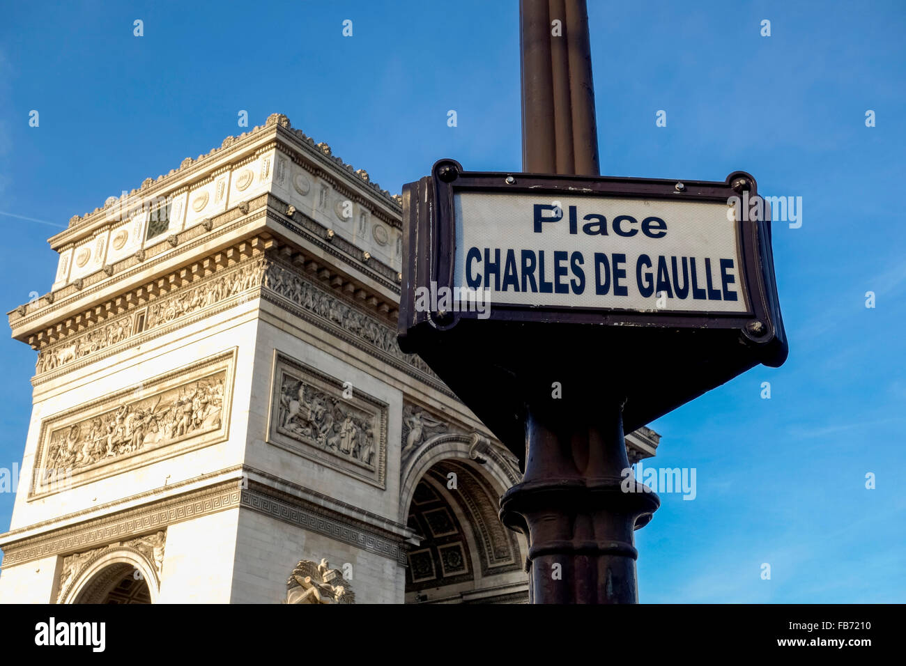 Vintage street signe de la Place Charles de Gaulle, avec l'Arc de Triomphe de l'Étoile, l'Arc de Triomphe derrière, Paris, France. Banque D'Images